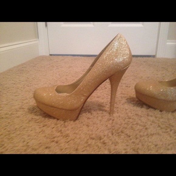 Gold stilettos - Picture 2 of 2
