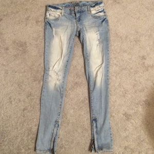 Lightwashed distressed jeans