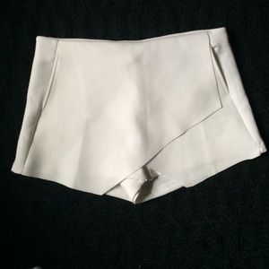 Asymmetrical envelope skort