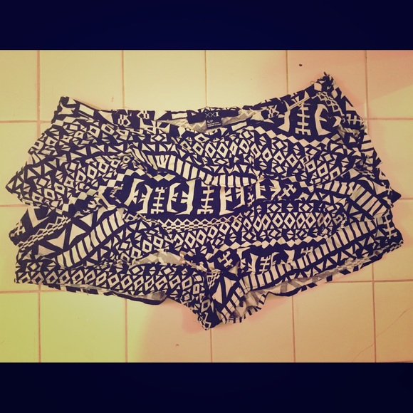 Black&White Aztec print ruffle shorts XXI - Picture 1 of 3