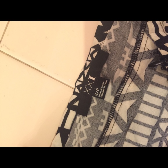 Black&White Aztec print ruffle shorts XXI - Picture 2 of 3