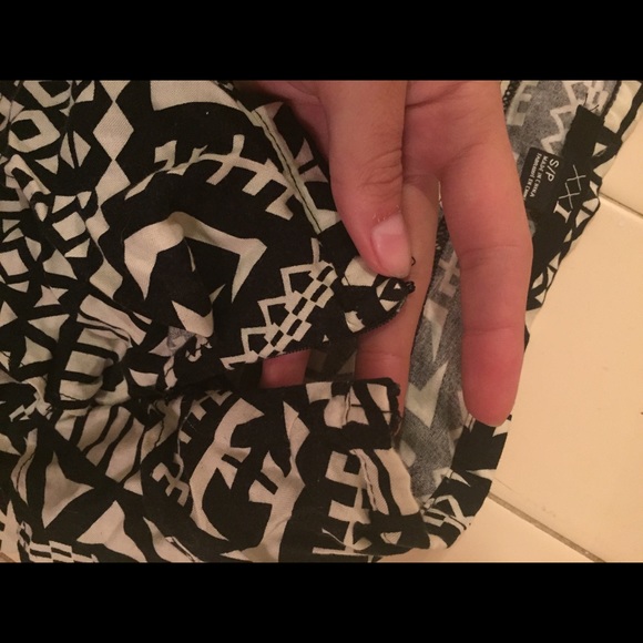 Black&White Aztec print ruffle shorts XXI - Picture 3 of 3