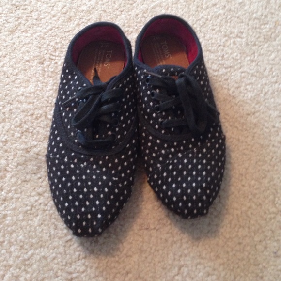Black polka dot toms