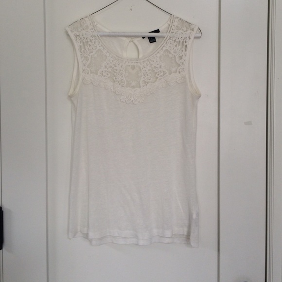 Oversized white blouse with pretty embroidering