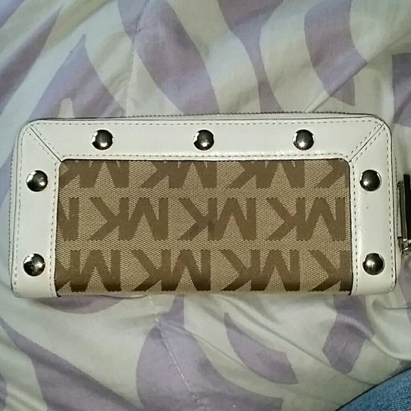 ****SOLD**** MK Wallet - Picture 2 of 4