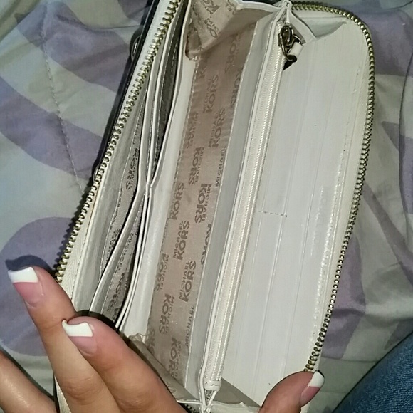 ****SOLD**** MK Wallet - Picture 4 of 4