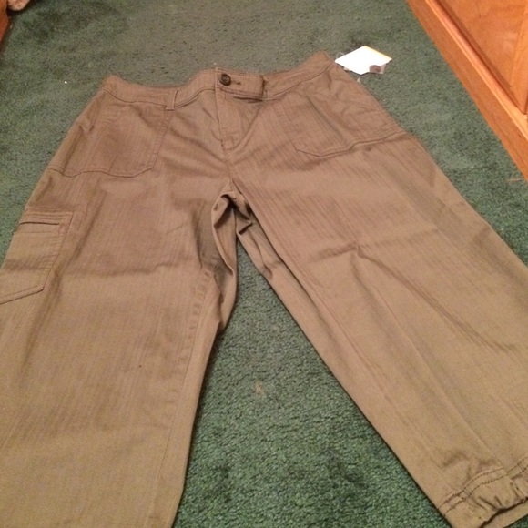 Green Cargo Capris - Picture 1 of 4