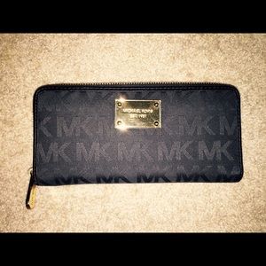 Authentic Michael Kors black/gold wallet ✨
