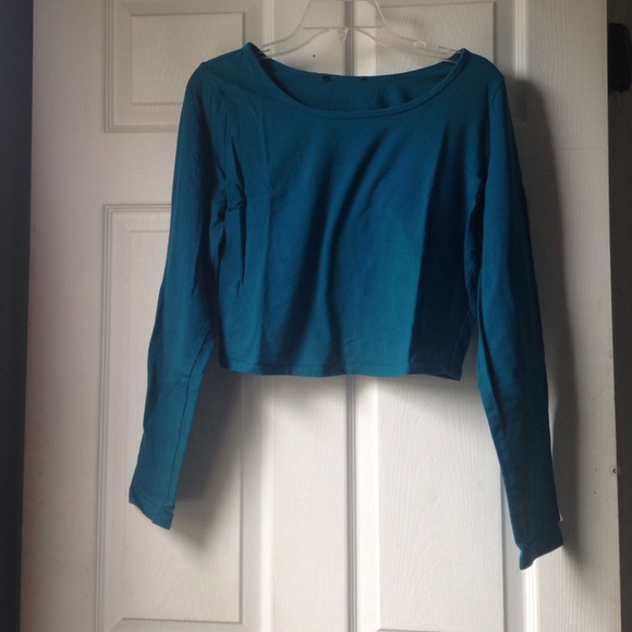 Cute long sleeved crop top!!