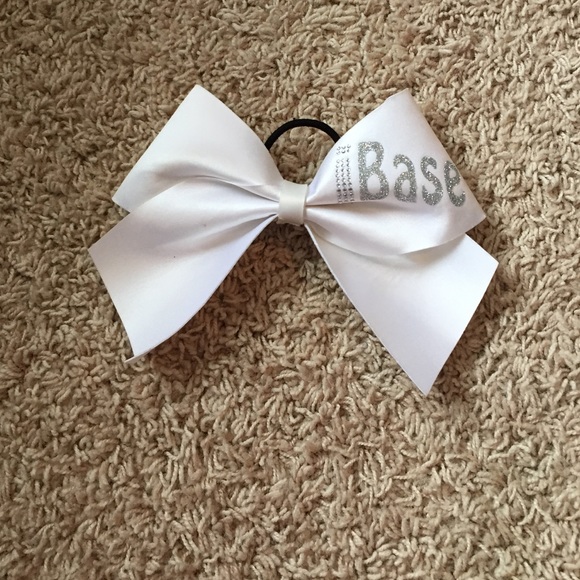 I base white cheer bow - Picture 1 of 2