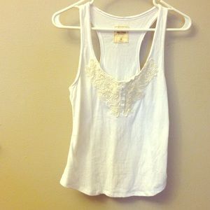 WHITE HOLLISTER TANK WITH CROCHET DETAIL