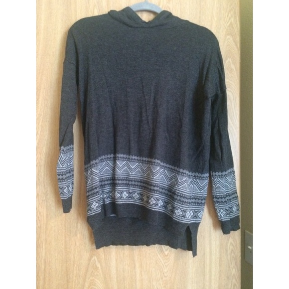 Grey patterned sweatshirt