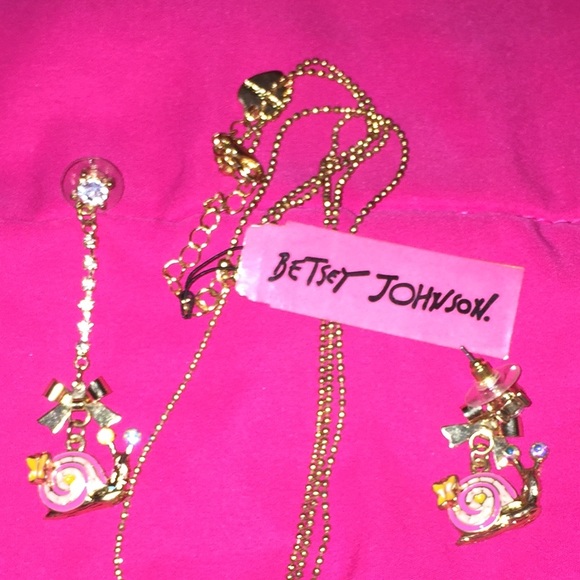 NWT set Betsey Johnson necklace and earrings - Picture 3 of 4