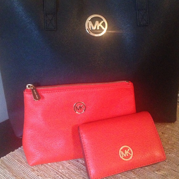 Michael Kors Clutches & Wallets - SALE 🎉authentic MK wallet&make up case bundle