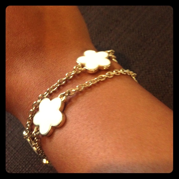 Cute gold flower bracelet🌼 - Picture 1 of 3
