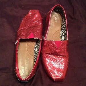 Red glitter toms