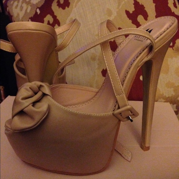 Nude heels !