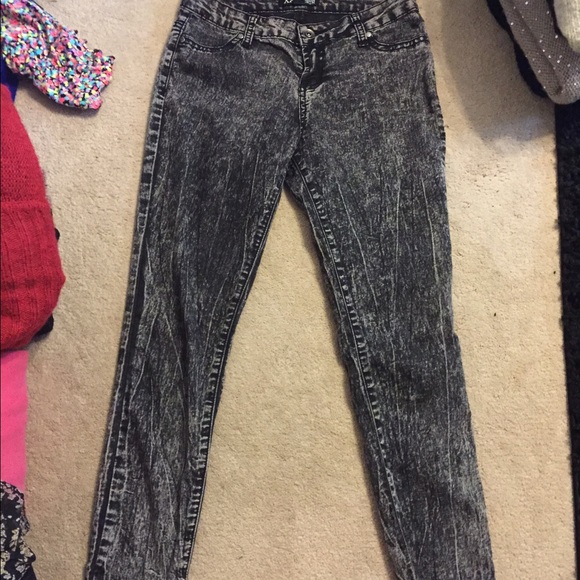Acid washed cropped high waisted jeans