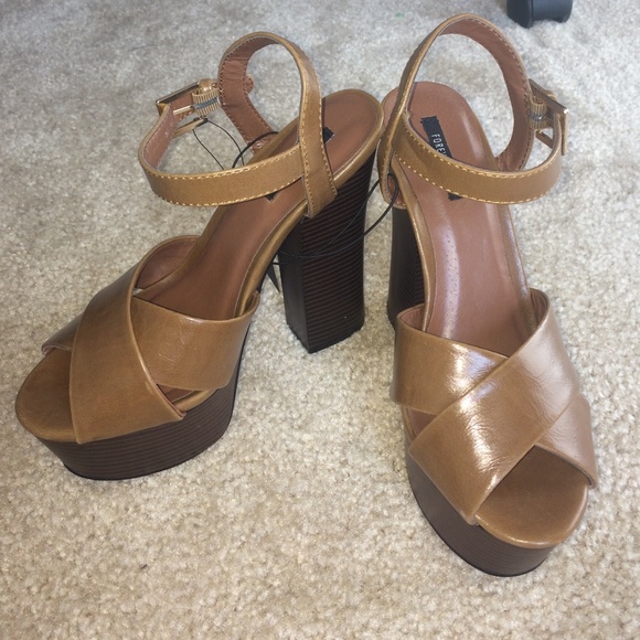 Cute chunky brown heels for summer!