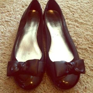 Flat shoes with a cute bow for a new cute outfit
