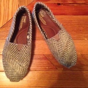 Herringbone gold TOMS sz 9 guc