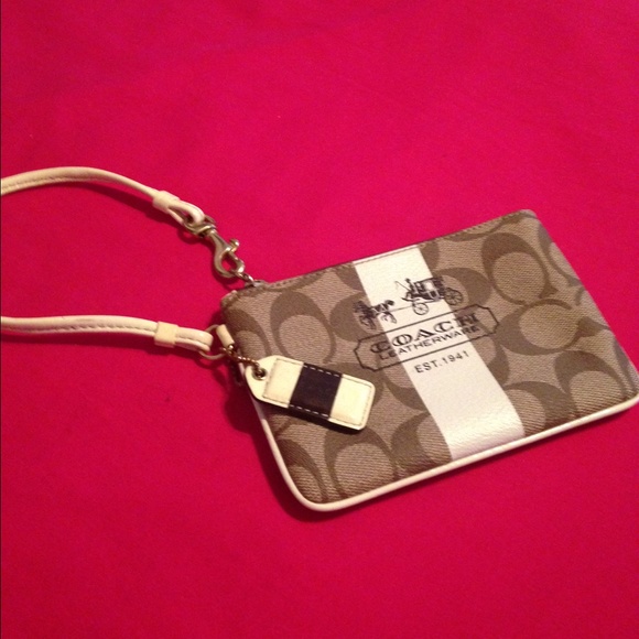 🎉Price Drop🎉 Classic Coach Brown Wristlet