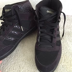 ♡  Likenew black mid tops adidas