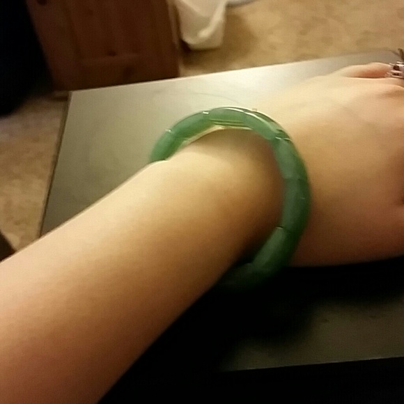 Elegant Jade Bracelet - Picture 2 of 2