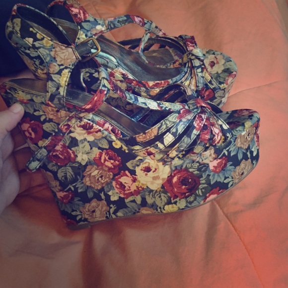 Floral wedges size 7