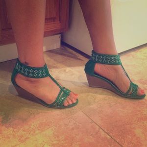 Green sandal wedges w/ braided straps