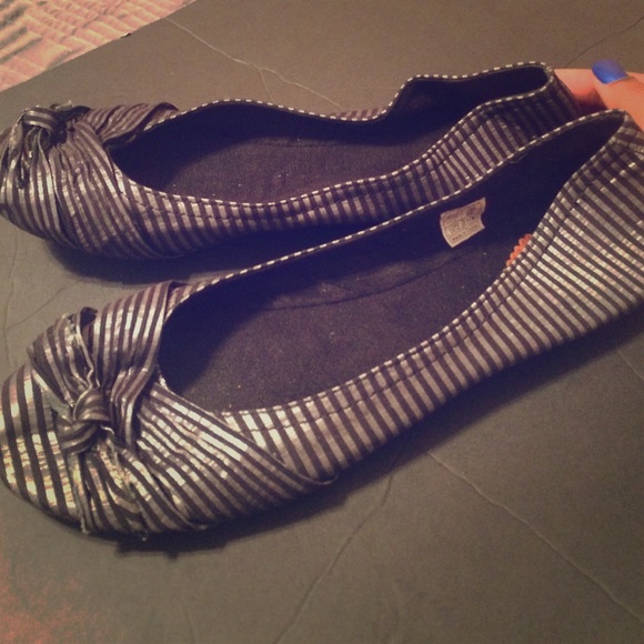 Stripe slip in flats