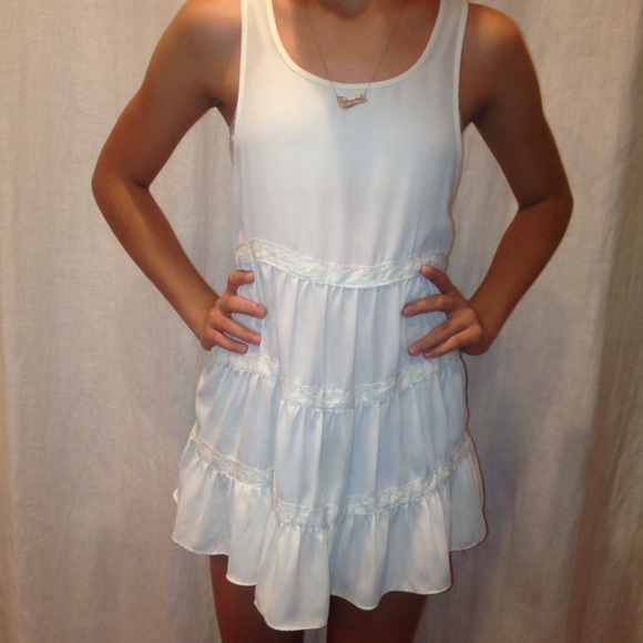 CUTE WHITE FLOWY TOP