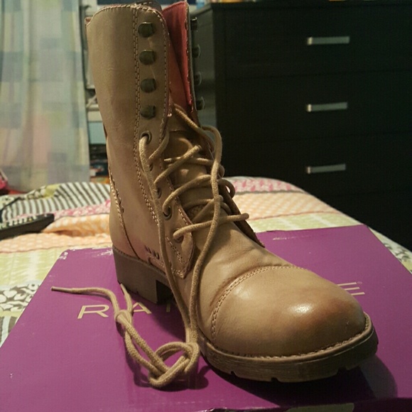 Tan combat boots! - Picture 1 of 4