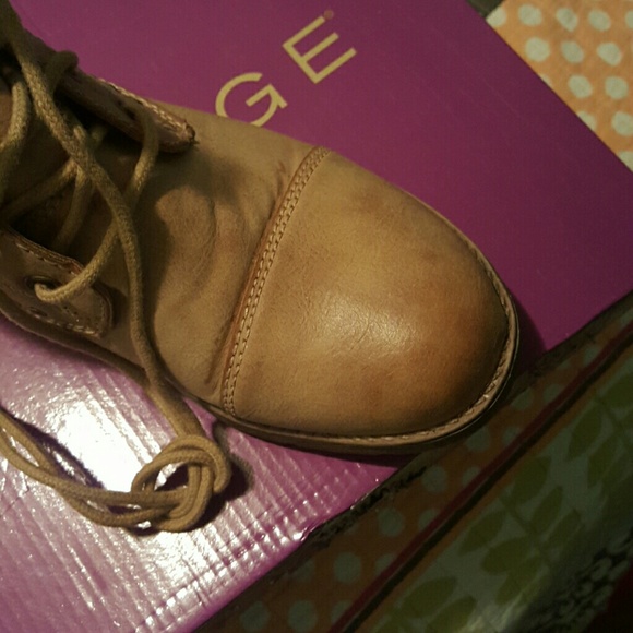 Tan combat boots! - Picture 2 of 4