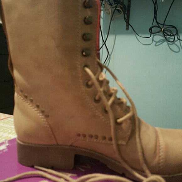 Tan combat boots! - Picture 3 of 4