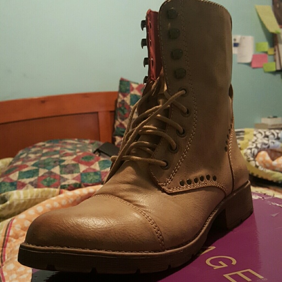 Tan combat boots! - Picture 4 of 4