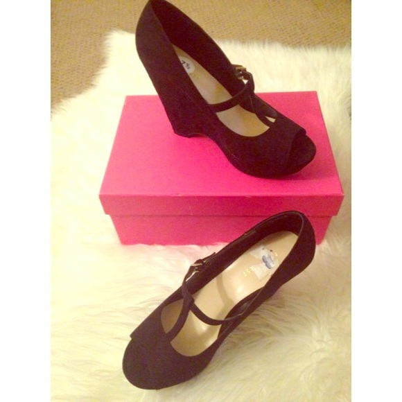 Nine West Black T-Strap Pumps: 7.5
