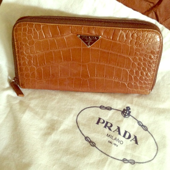 Authentic brown leather Prada zip wallet🌀🌀