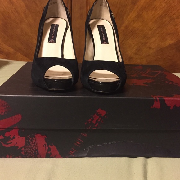 Peep toe shoe