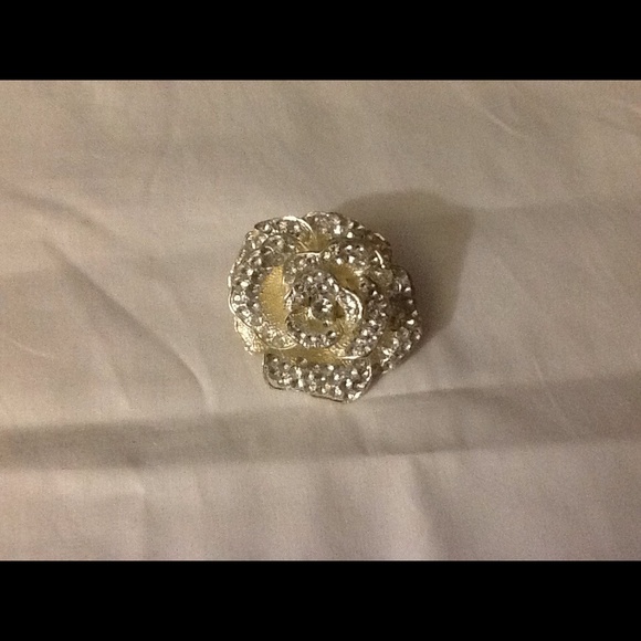 Stretchy flower ring
