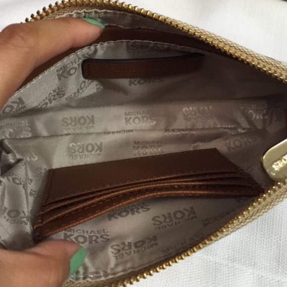 ⛔️SOLD⛔️Michael kors wristlet NWT! - Picture 2 of 2