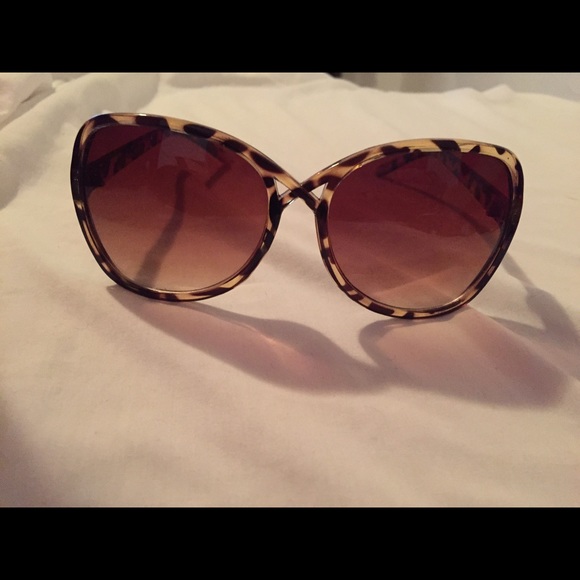 Cheetah print sunglasses