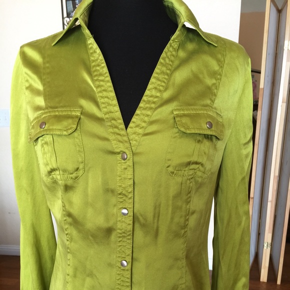 Green, silky, Cache blouse.