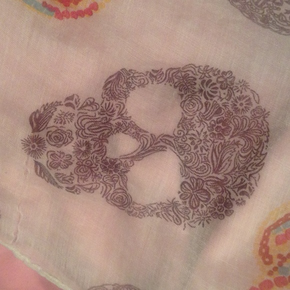 Skull scarf - Picture 3 of 3