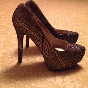 Shimmery Lace Pump