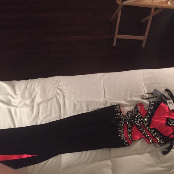 BRAND NEW Black-gemmed Prom dress - Picture 4 of 4