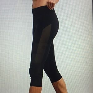 Mesh Paneled Capri Leggings