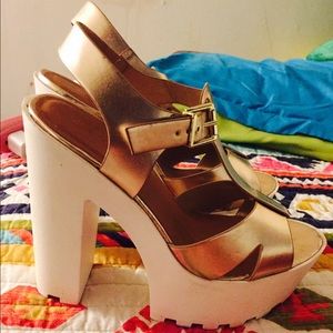 Chunky heel white and gold pumps