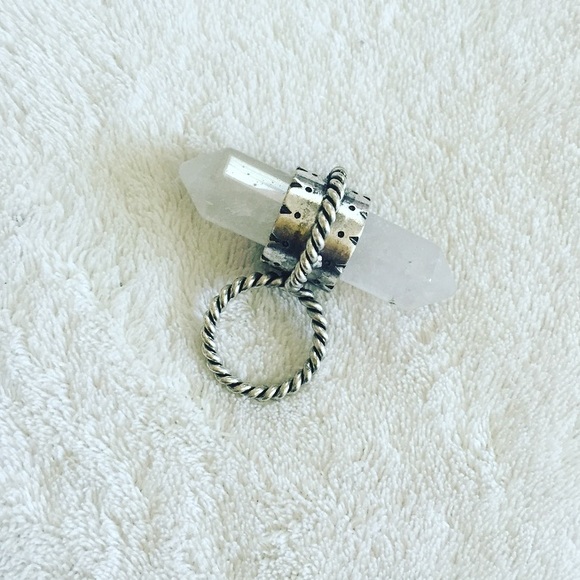 π HOST PICK! Crystal ring - Picture 3 of 4