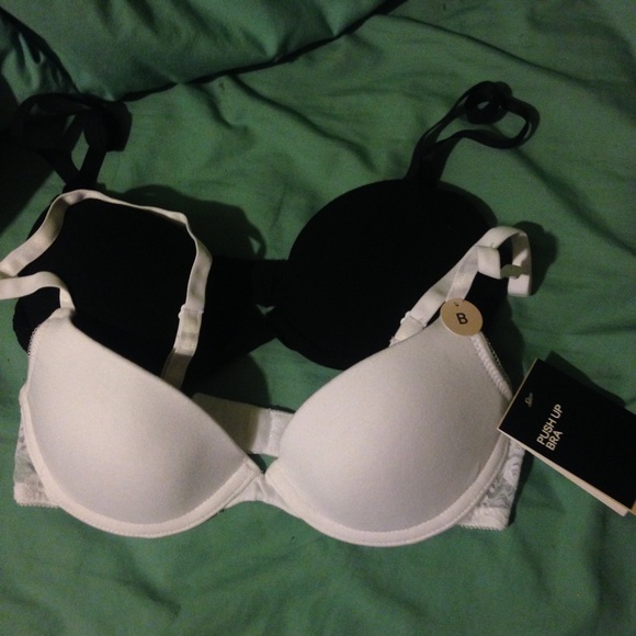 2 32B Push Up Bras SOLD ON MRCARI